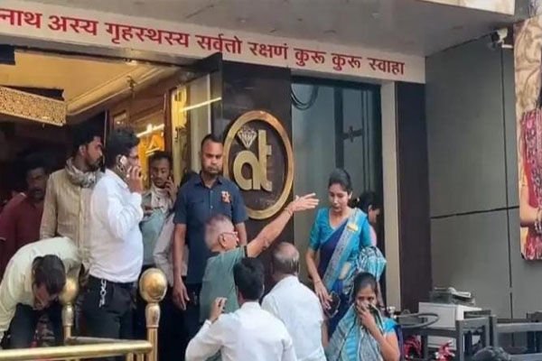 Raipur News: राजधानी के AT ज्वेलर्स में जोरदार ब्लास्ट, लगी आग, अंदर फंसे ग्राहक और कर्मचारी, जाने फिर क्या हुआ