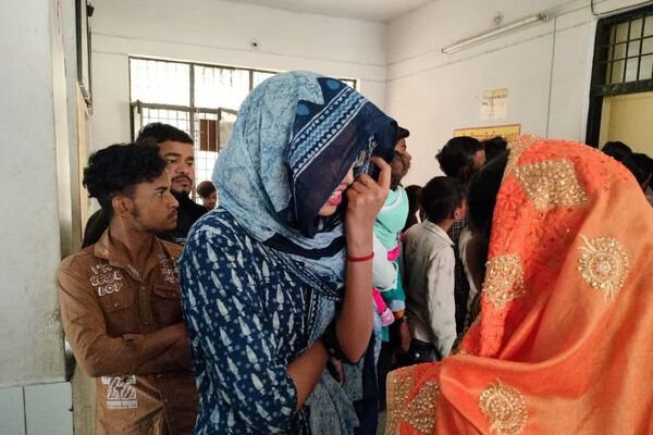 IAS Kriti Raj Singh: घूंघट वाली आईएएस: घूंघट डाल मरीज बनकर अस्पताल पहुंचीं IAS कृति राज सिंह, लाइन में लगकर जाना मरीजों का हाल, फिर ये सच्चाई आयी सामने