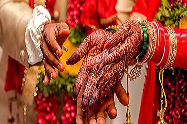 Bihar Samuhik Vivah: बिहार में हुआ अनोखा सामूहिक विवाह, एक ही मंडप में दो समुदाय की शादी, पंडितों ने पढ़े वैदिक मंत्र, तो मौलाना कलमा
