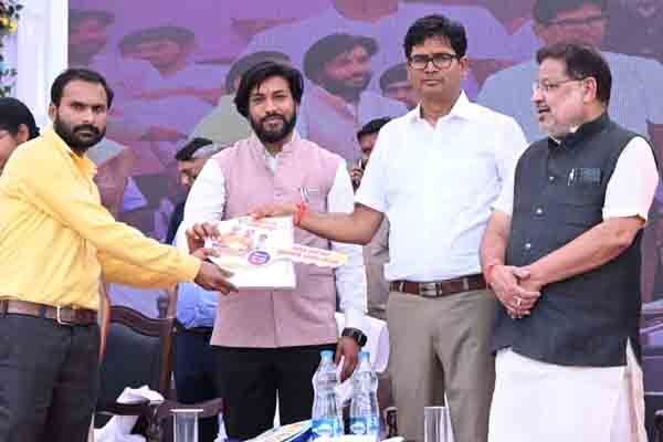 Chhattisgarh News: मंत्री ओपी ने 51 हितग्राहियों को नवा रायपुर में दिया आवास: गुरूर में अटल विहार योजना का किया शुभारंभ