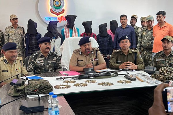 Bijapur/Jashpur News: पुलिस नक्सली मुठभेड़ में महिला घायल, पुलिस की सर्चिंग में 6 खूंखार नक्सली गिरफ्तार, एके-47 भी बरामद
