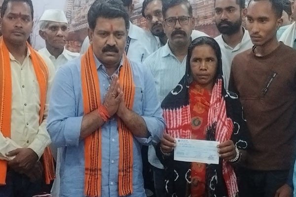 साधराम यादव हत्याकांड मामले में डिप्टी CM विजय शर्मा ने NIA से जांच का दिया आश्वासन, परिवार को दिया 20 लाख का चेक