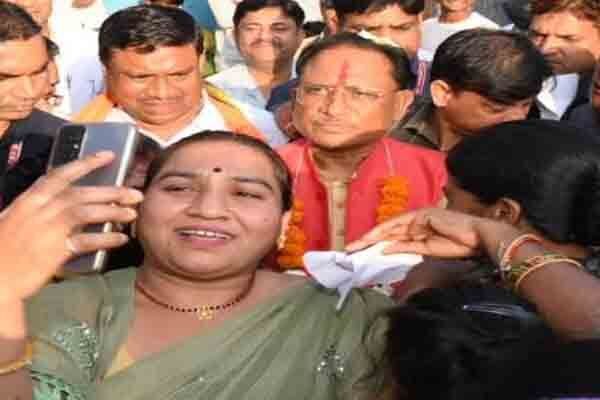 Chhattisgah News: महिलाओं के बीच पहुंचे सीएम विष्‍णुदेव साय: केंद्र व राज्‍य की योजनाओं के संबंध में ली जारी, जानिए… क्‍या मिला फिडबैक