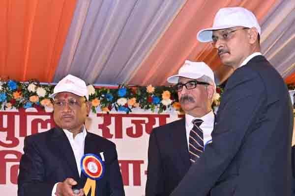 CG Police: नए लूक में सीएम विष्‍णुदेव साय:  पुलिस वालों के कार्यक्रम में अफसरों के ड्रेस में पहुंचे सीएम, देखें फोटो और वीडियो