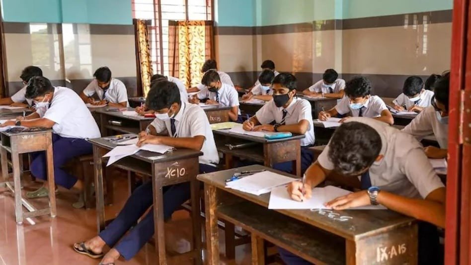 CG BOARD EXAM: CG सामूहिक नकल: बोर्ड परीक्षा में करवाया नकल, छात्रा की शिकायत पर कलेक्टर ने डीईओ को जांच करने भेजा स्कूल