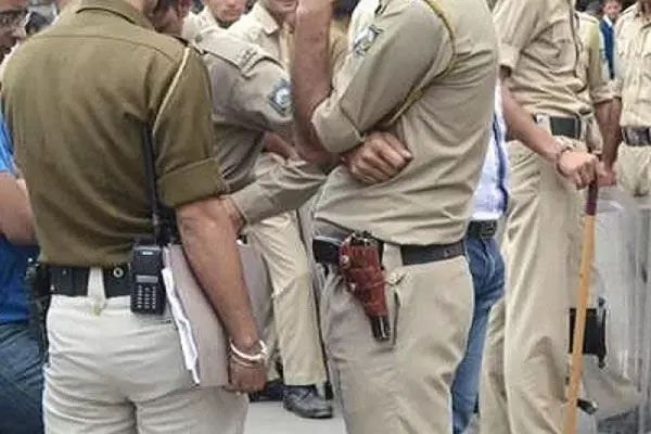 सब इंस्पेक्टर की मिली लाश: घर के अंदर खून से लथपथ पाया गया शव, पुलिस जांच में जुटी…