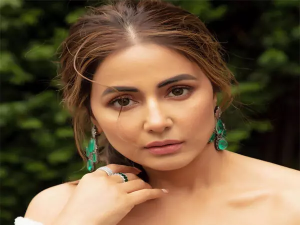 Hina Khan Breast Cancer: टीवी की स्टार बहू हिना खान को हुआ ब्रेस्ट कैंसर, इंस्टा पर पोस्ट कर बताई अपनी हालत तो टेंशन में आए फैंस…