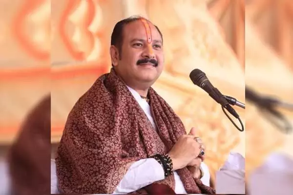 Pandit Pradeep Mishra: पंडित प्रदीप मिश्रा के खिलाफ ब्रज में महापंचायत, श्रीराधाजी पर टिप्पणी के बाद बढ़ीं मुश्किलें, संतो ने किया ये ऐलान…