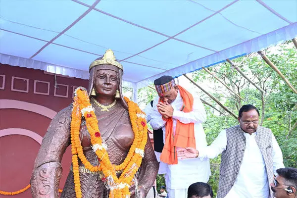 CG News: मुख्यमंत्री विष्णुदेव साय राजधानी रायपुर के केनाल लिंक रोड स्थित वीरांगना रानी दुर्गावती की प्रतिमा पर माल्यार्पण कर उन्हें नमन किया