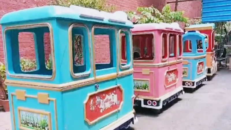 Chandigarh Toy Train Accident: चंडीगढ़ के मॉल में पलटी टॉय ट्रेन, जमीन पर सिर टकराने से बच्चे की जान गई