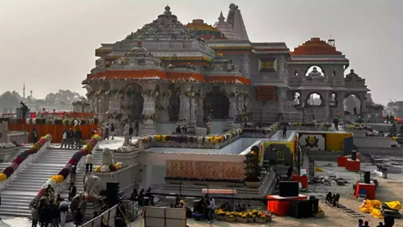 Ram Mandir News: बारिश के बाद राम मंदिर की छत से टपकने लगा पानी, रामपथ सहित कई जगह सड़कें धंसी