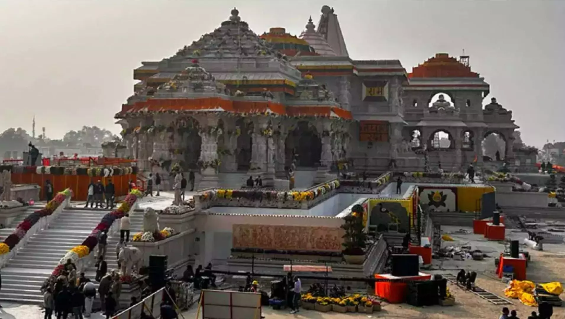 Ram Mandir News: बारिश के बाद राम मंदिर की छत से टपकने लगा पानी, रामपथ सहित कई जगह सड़कें धंसी
