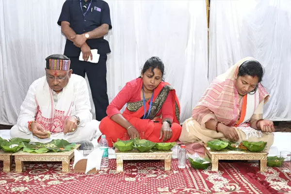 Raipur News: स्वच्छता दीदियों के साथ मुख्यमंत्री ने किया भोजन, जनजाति गौरव समाज की बहनों ने भोजन परोसा