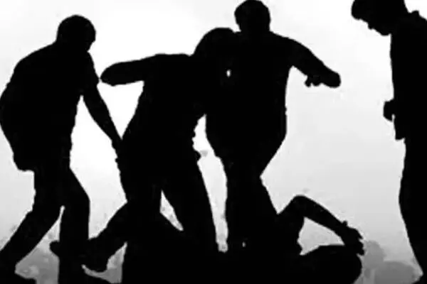 Gwalior Crime News: ग्वालियर: ग्रामीणों ने आरआई और पटवारी को बनाया बंधक, लात घूसों से की जमकर पिटाई, फिर जो हुआ…