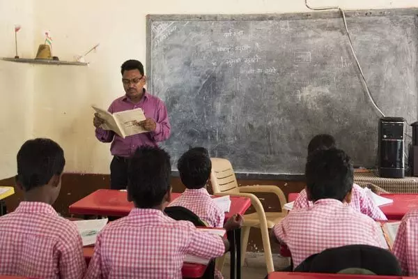 Jharkhand Teacher News: 8 हजार स्कूलों में सिर्फ एक टीचर, 100 स्कूलों में कोई छात्र नहीं, शिक्षा व्यवस्था पर उठ रहे सवाल