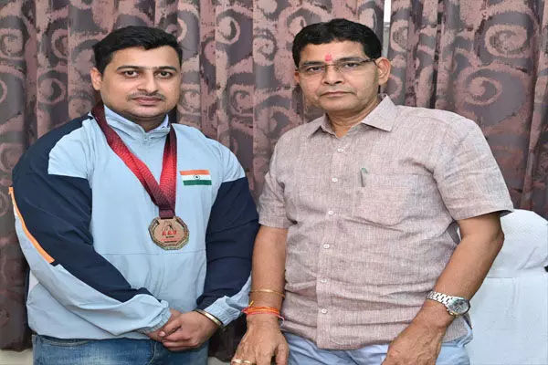 Raipur News: श्रीमंत झा ने पैरा आर्म रेसलिंग में विदेशों में लहराया परचम