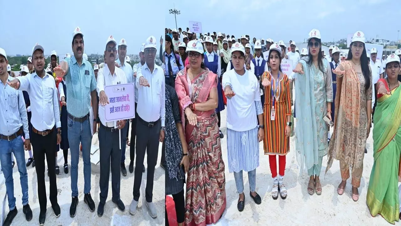 Chhattisgarh News: अंतर्राष्ट्रीय नशा निषेध दिवस पर जिला प्रशासन रायपुर का आयोजन, संभागायुक्त संजय अलंग ने दिलाई नशे से दूर रहने की शपथ…