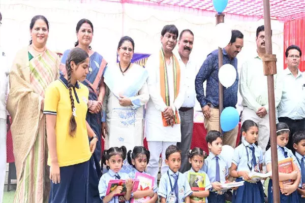 Mahasamund News: स्कूल के पहले दिन बच्चों को मिठाई खिलाकर किया गया शाला में स्वागत