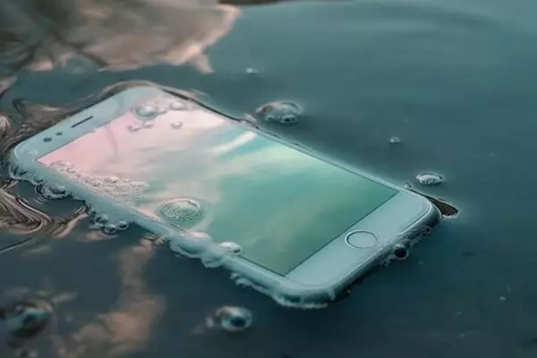 आपके काम की खबर: अगर बारिश के मौसम में फोन भीग जाए या पानी में गिर जाएं, तो न हों परेशान, बस अपनाएं ये टिप्स…