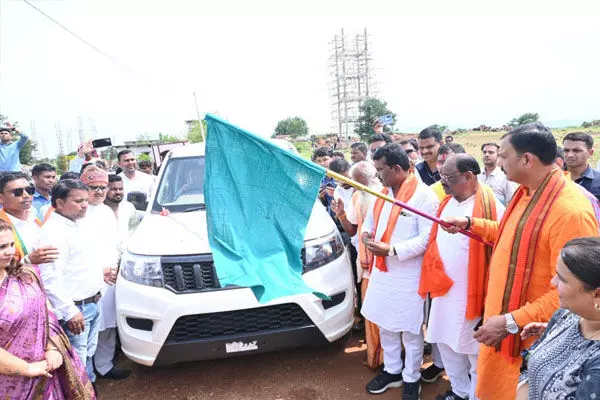 Raipur News: मुख्यमंत्री के निर्देश पर स्वास्थ्य मंत्री जायसवाल ने गरियाबंद जिले के किडनी मरीजों की सुविधा के लिए चार एम्बुलेंस की दी सौगात