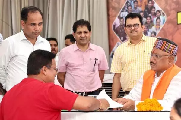 CM Jandarshan: सीएम के जनदर्शन में उमड़ी भीड़: किसी ने मांगी आर्थिक सहायता तो किसी ने नौकरी, पढ़‍िये…आए कैसे-कैसे आवेदन