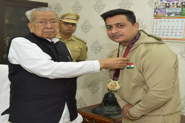 Raipur News: राज्यपाल हरिचंदन से एशिया पैरा आर्म रेसलिंग चैम्पियन श्रीमंत झा ने सौजन्य मुलाकात की