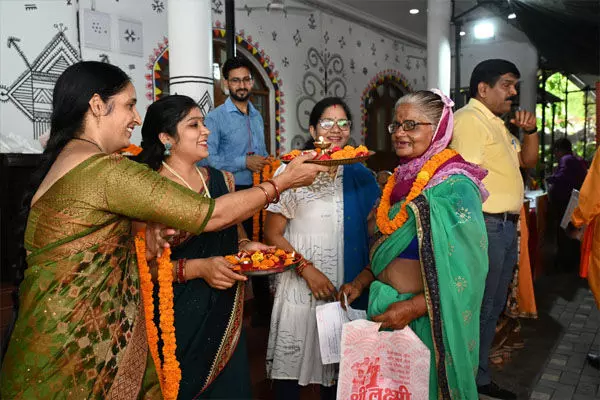 Raipur News: जनदर्शन कार्यक्रम का आगाज: अतिथि देवो भवः की परंपरा को निभाते हुए आवेदकों का हो रहा स्वागत
