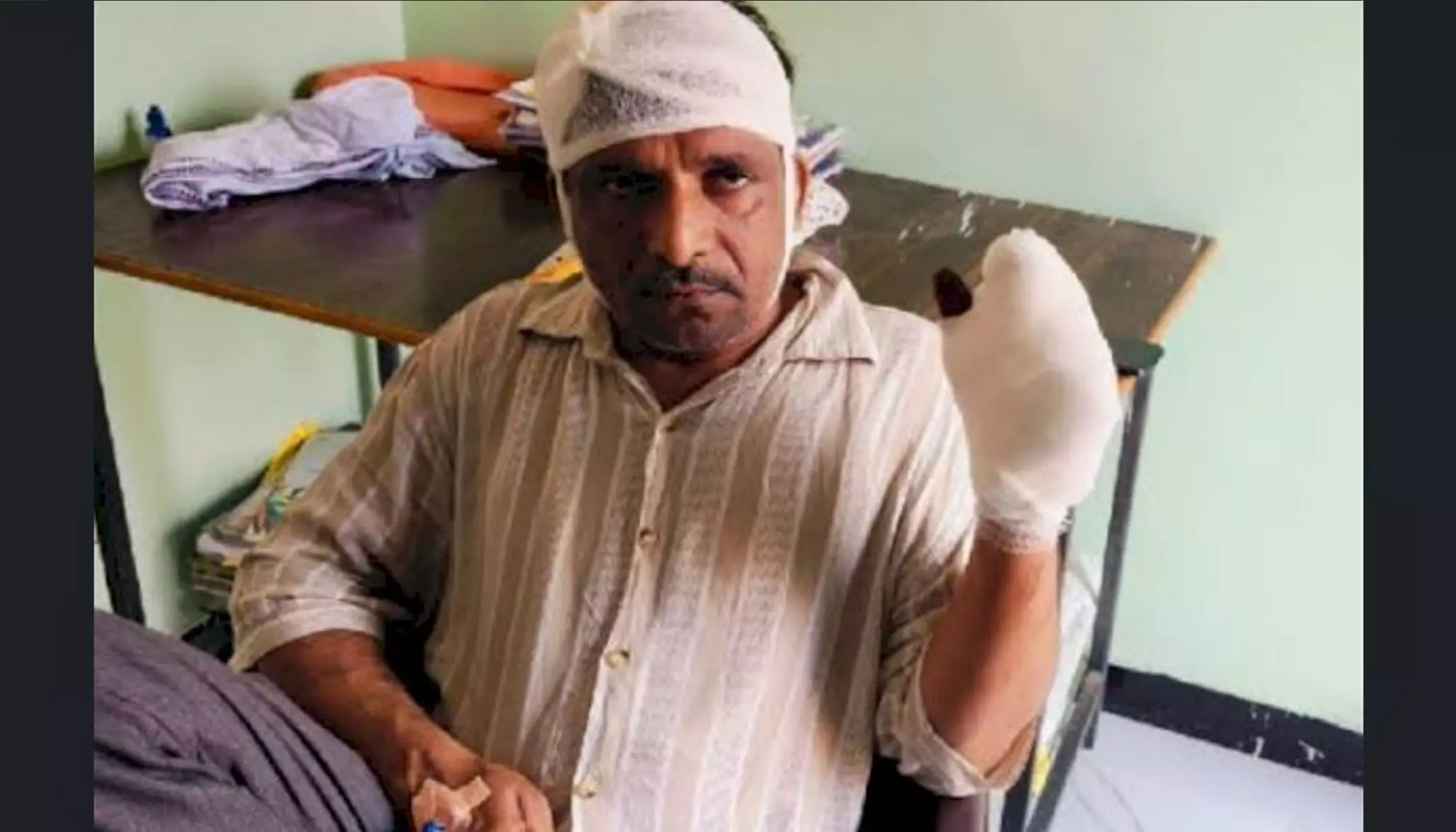 Guna Crime News: गुना में दबंगों ने काटी किसान की उंगलियां, बेटे की हत्या के मामले को रफा-दफा करने का बना रहे थे दबाव