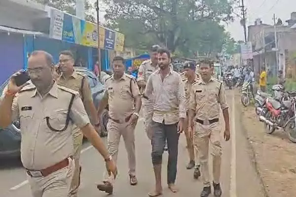 GPM News: अमेजन से चाकू मंगवा युवती की दिनदहाड़े हत्या करने वाले आरोपी का पुलिस ने भरे बाजार निकाला जुलूस