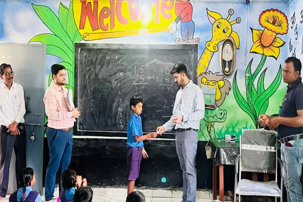 Raipur News: फ्लैगशिप योजनाओं की जानकारी लेने बलौदाबाजार कलेक्टर पहुंचे गांव