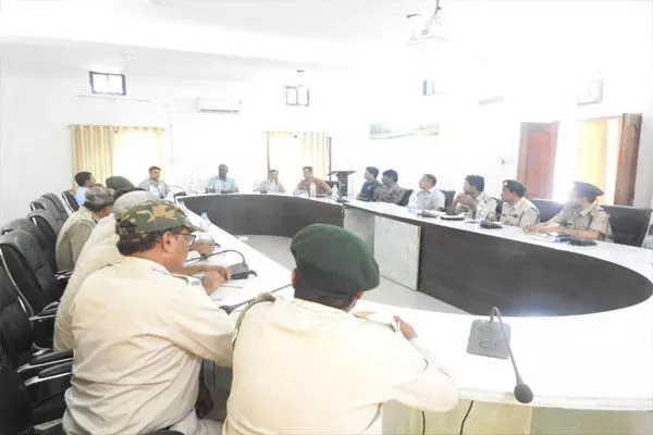 Raipur News: बारनवापारा अभ्यारण्य एवं सीमावर्ती वनक्षेत्र में विचरण कर रहे बाघ की सुरक्षा एवं मॉनिटरिंग को लेकर प्रधान मुख्य वन संरक्षक (व.प्रा.) एवं वन्यप्राणी अभिरक्षक की अध्यक्षता में बैठक संपन्न