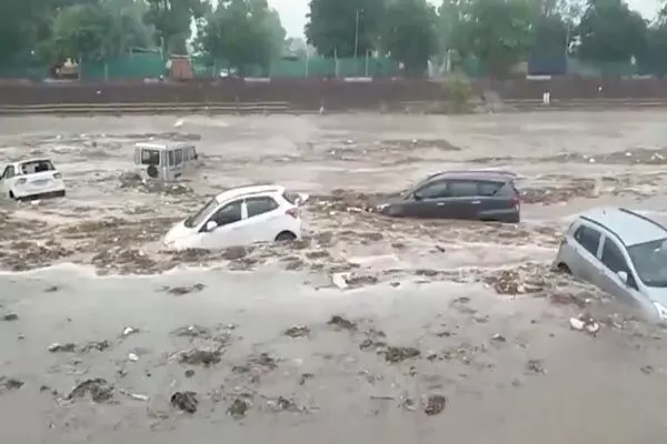Uttarakhand Weather News: हरिद्वार में पहली बारिश से उफान पर नदी, बह गयी दर्जनों गाड़ियां, अगले 5 दिन भारी बारिश का अलर्ट