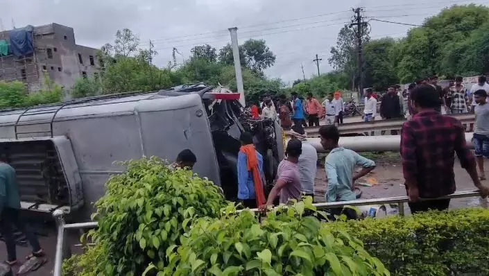 Bilaspur News: बाइक सवार को बचाने के चक्कर में बस खंभे से टकराकर पलटी, एक माह की बच्ची की मौत, दर्जनों घायल