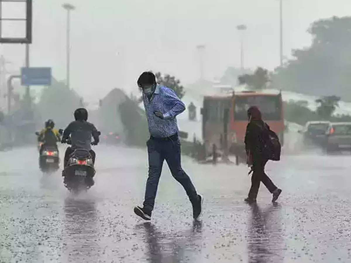 Fangal Cyclone: फेंगल चक्रवात का असर, कई उड़ाने रद्द, स्कूल-काॅजेल बंद, आज रात में दस्तक देगा तूफान, बढ़ेगी और ठंड…