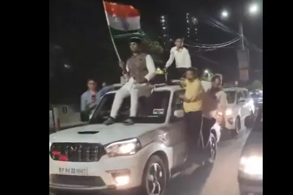 Vishwas Sarang Video: MP के स्टंटबाज कैबिनेट मंत्री: चलती कार की छत पर किया स्टंट, देखें वायरल VIDEO…