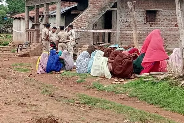Alirajpur suicide Case: दिल्ली के बुराड़ी की तरह MP में कांड, एक ही परिवार के 5 लोग फंदे से लटके मिले, मृतकों में तीन बच्चे भी शामिल