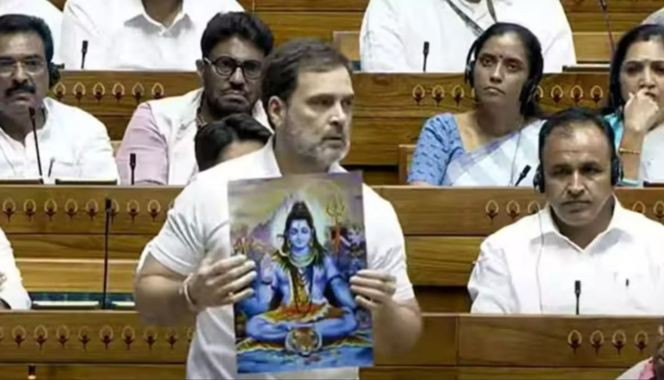 Rahul Gandhi News Hindi: लोकसभा में राहुल गांधी ने ऐसा क्या बोल डाला कि पीएम मोदी को बीच में खड़ा होना पड़ गया, देखें वीडियो