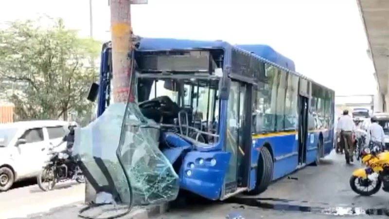 DTC Bus Accident: दिल्ली के कीर्ति नगर में तेज रफ्तार डीटीसी बस पलटी, एक घायल, 15 यात्री थे सवार