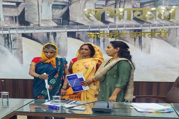 Dhamtari News: कलेक्टर की त्वरित कार्यवाही से दिव्यांग  हेमबाई साहू को मिली स्मार्ट श्वेत छड़ी