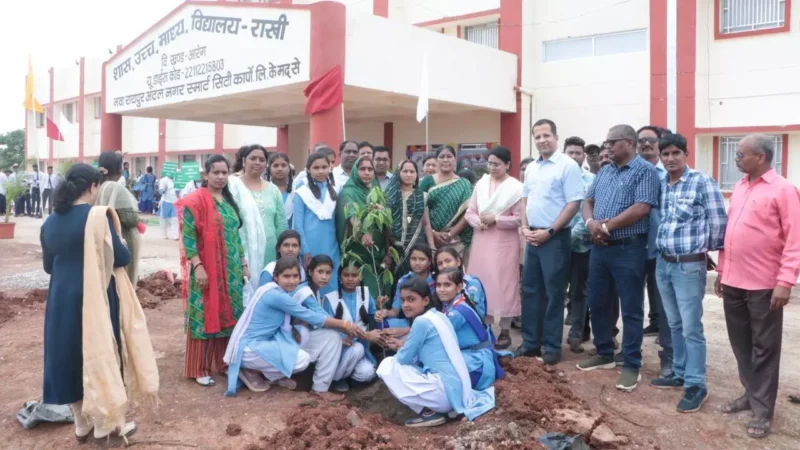 CG School Education: एक पेड़ माँ के नाम: स्कूल शिक्षा सचिव, DPI ने जनप्रतिनिधियों और विद्यार्थियों के साथ पौधा लगा किया कार्यक्रम का आगाज…