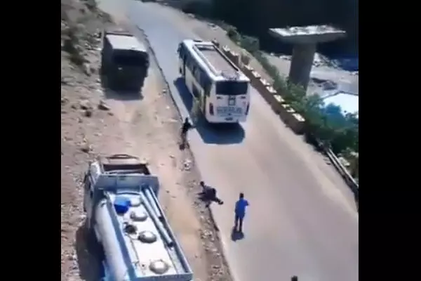 Amarnath Yatra Bus Accident: चलती बस का ब्रेक हुआ फेल, 40 यात्री थे सवार, जान बचाने के लिए कूदे, Video देख सहम जाएंगे…
