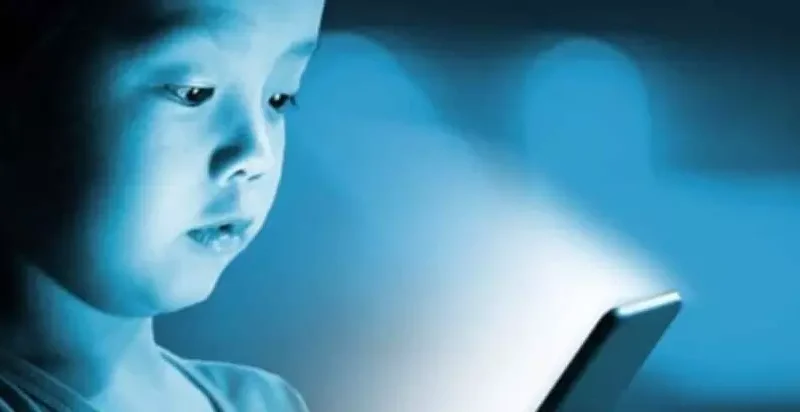 Mobile Blue Light Disadvantages : कहीं आपके  की आंखें ना डूब जाए इस नीली रोशनी में