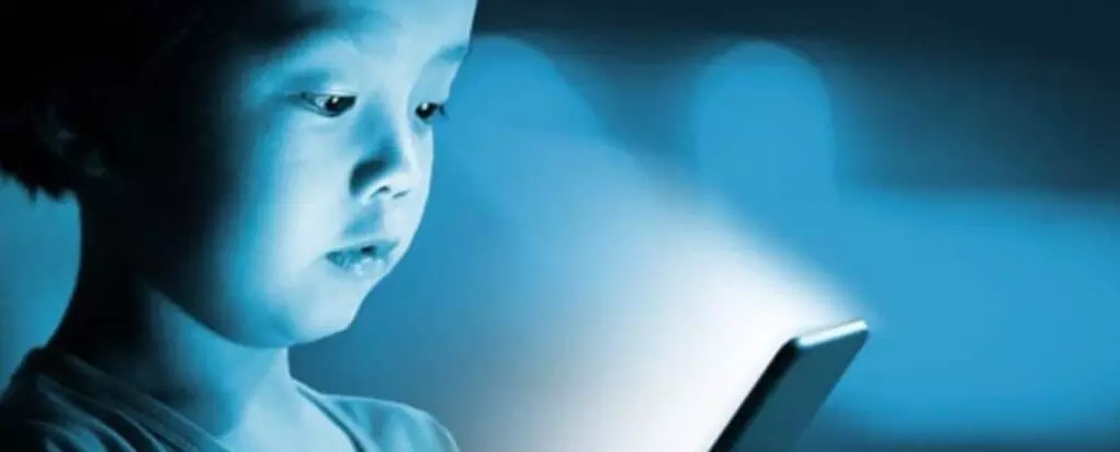 Mobile Blue Light Disadvantages : कहीं आपके  की आंखें ना डूब जाए इस नीली रोशनी में