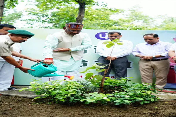 Raipur News: प्रधानमंत्री नरेंद्र मोदी के 'एक पेड़ मां के नाम अभियान' के तहत मुख्यमंत्री  विष्णु देव साय ने अपने निवास परिसर में लगाया दहीमन का पौधा