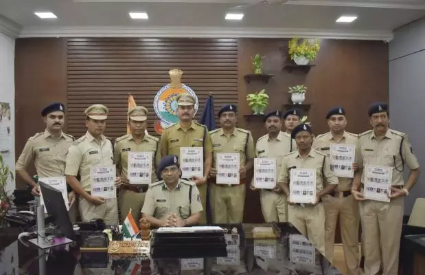 Raipur News: तीन आरक्षक सस्पेंड, SSP ने दो इंस्पेक्टर सहित बारह पुलिसकर्मियों को किया सम्मानित