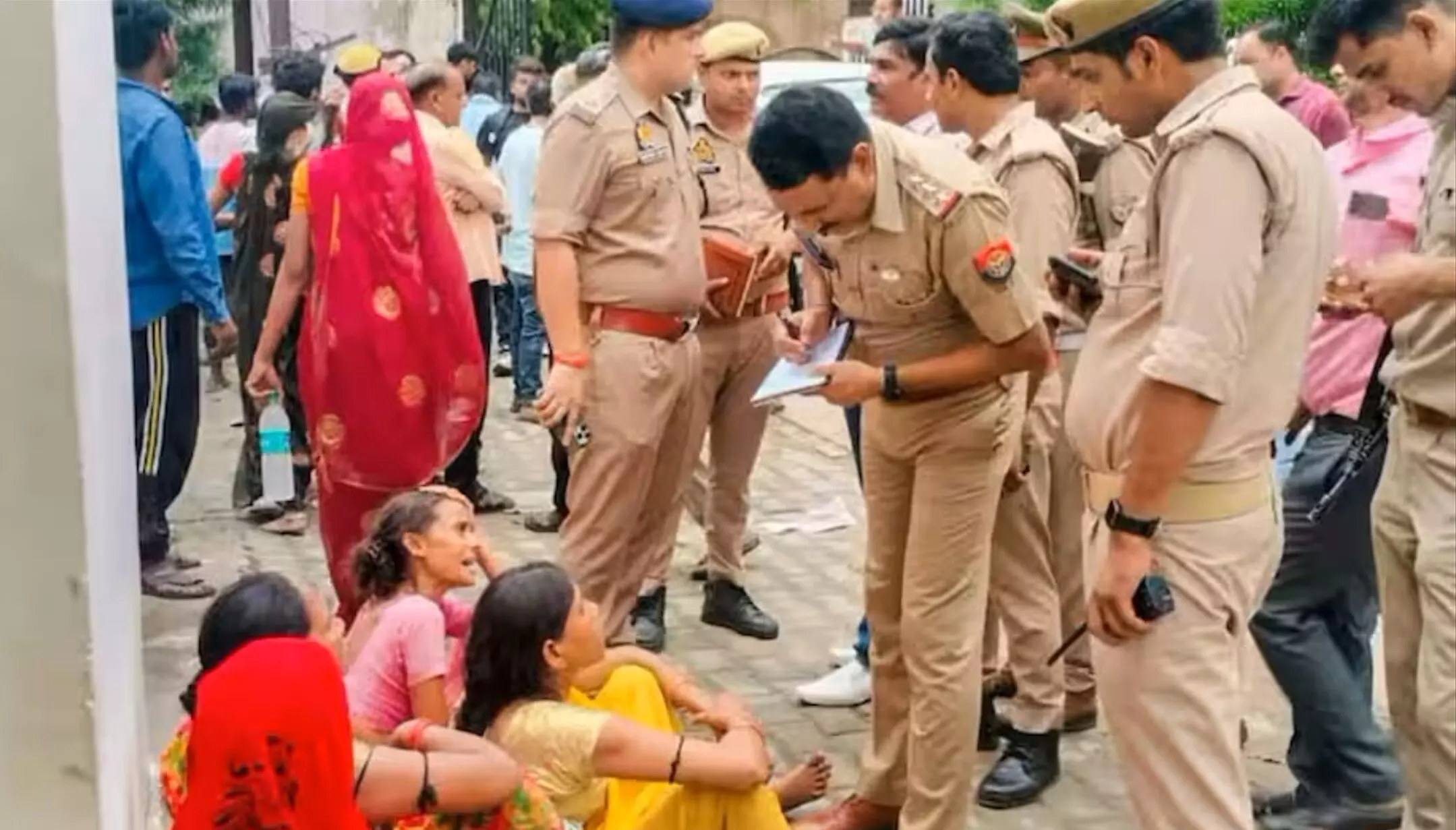 Hathras Stampede Case: हाथरस भगदड़ में 6 आरोपी गिरफ्तार, मुख्य आरोपी पर 1 लाख का इनाम