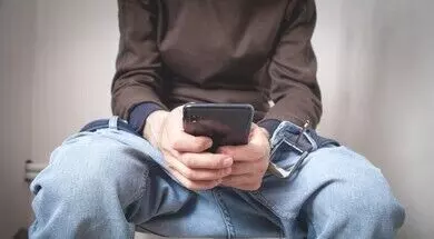 Toilet scrolling : क्या आप भी करते हैं टॉयलेट सीट पर मोबाइल फोन स्क्रॉल ?