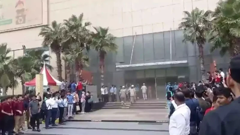 Logix Mall Fire: नोएडा के लॉजिक्स मॉल में लगी भीषण आग, दमकल की 12 गाड़ियां मौके पर मौजूद