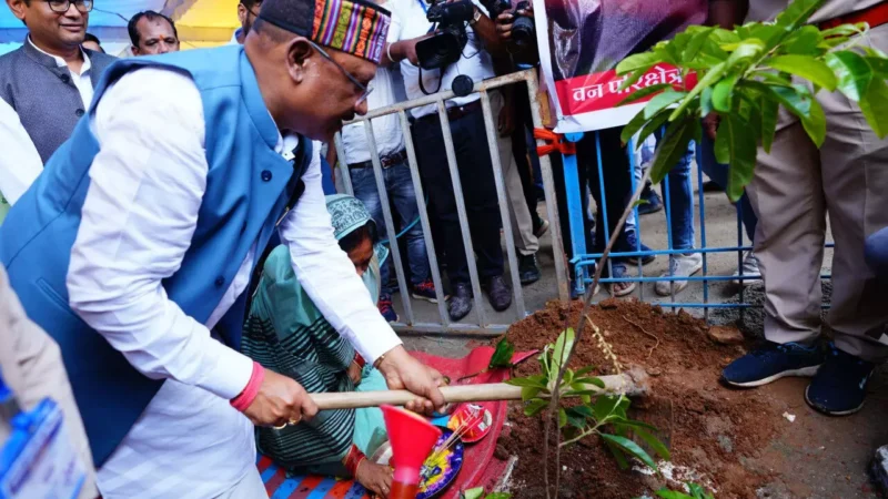 Raipur News: एक पेड़ मां के नाम : माँ के सम्मान में रुद्राक्ष का पौधा रोपा मुख्यमंत्री साय ने