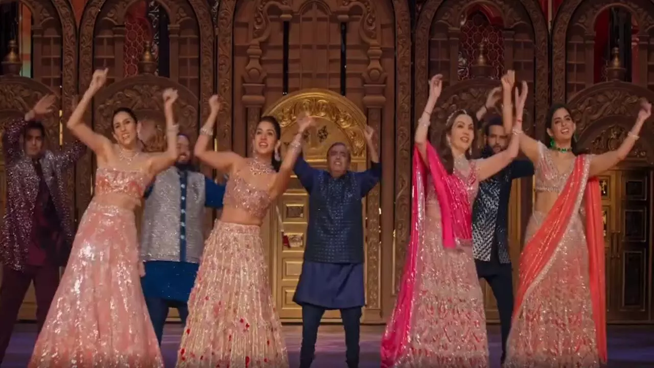 Anant Radhika Sangeet: अनंत-राधिका के संगीत में मुकेश अंबानी सहित पूरे परिवार ने लूटी महफिल, किया दीवानगी दीवानगी गाने पर जबरदस्त डांस…